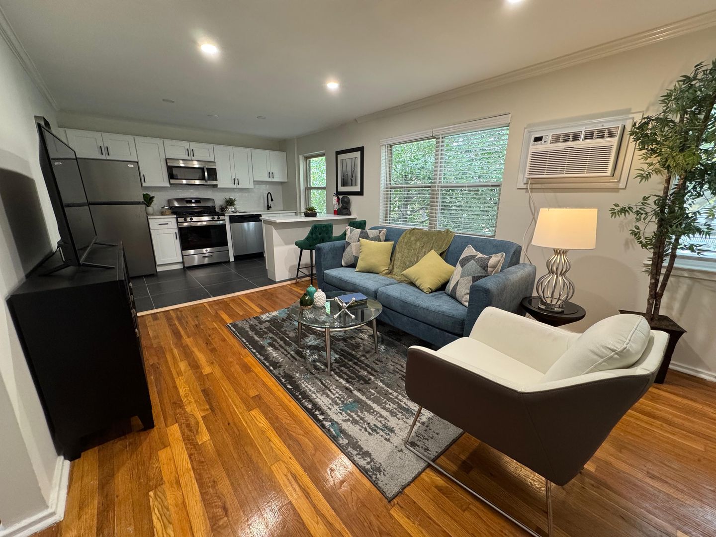 Leonia Apartment: 96E Lakeview Ave