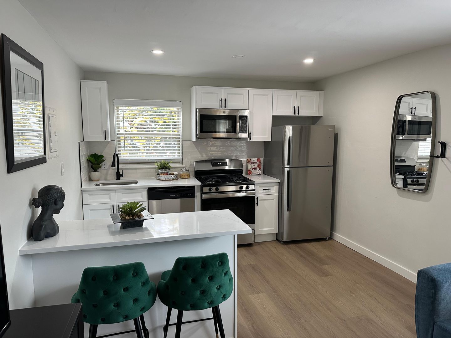 Leonia Apartment: 96E Lakeview Ave