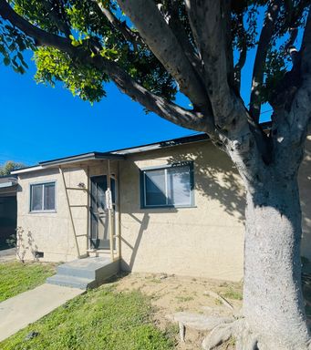 Free Rent 1/2 Off 3rd Month! Charming 2-bedroom apartment downstairs in Santa Paula featuring a carport parking, and modern comforts throughout.”