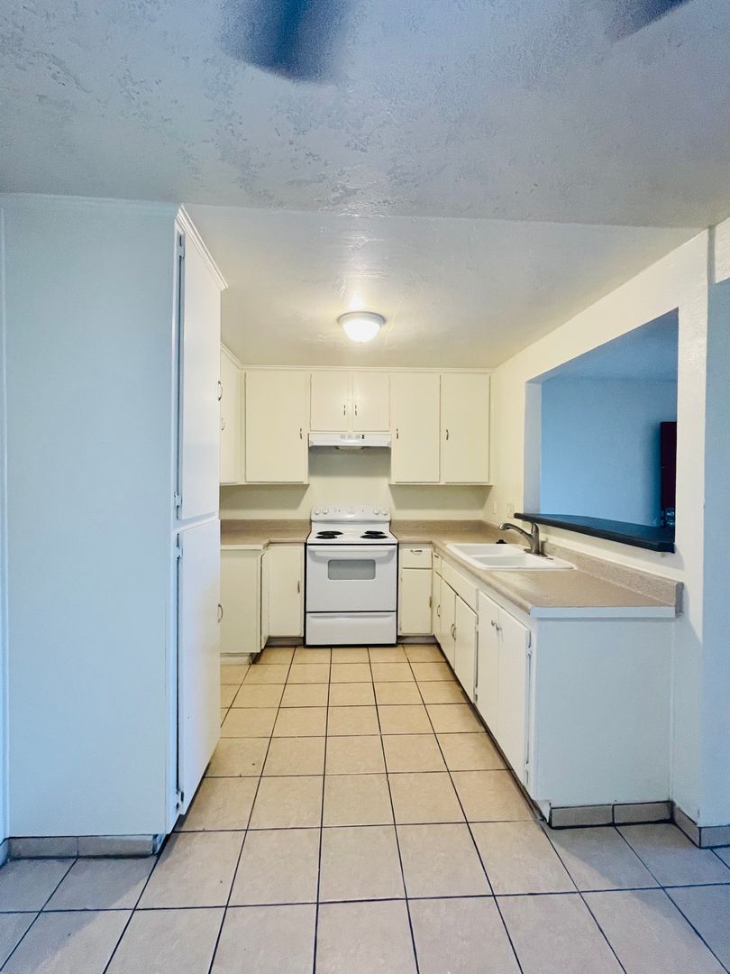 Welcome to this beautiful 3-bedroom, 2-bathroom home in the heart of Ventura, CA!