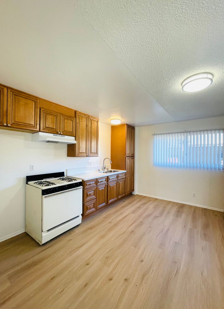 Ventura Apartment: 293-295 W. Park Row
