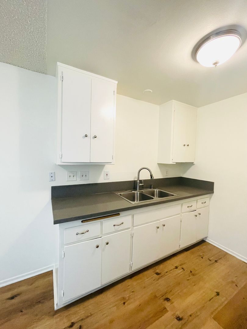 Ventura Apartment: 135-153 S. Hemlock Street