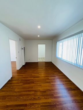Spacious 1-bedroom upstairs apartment downtown