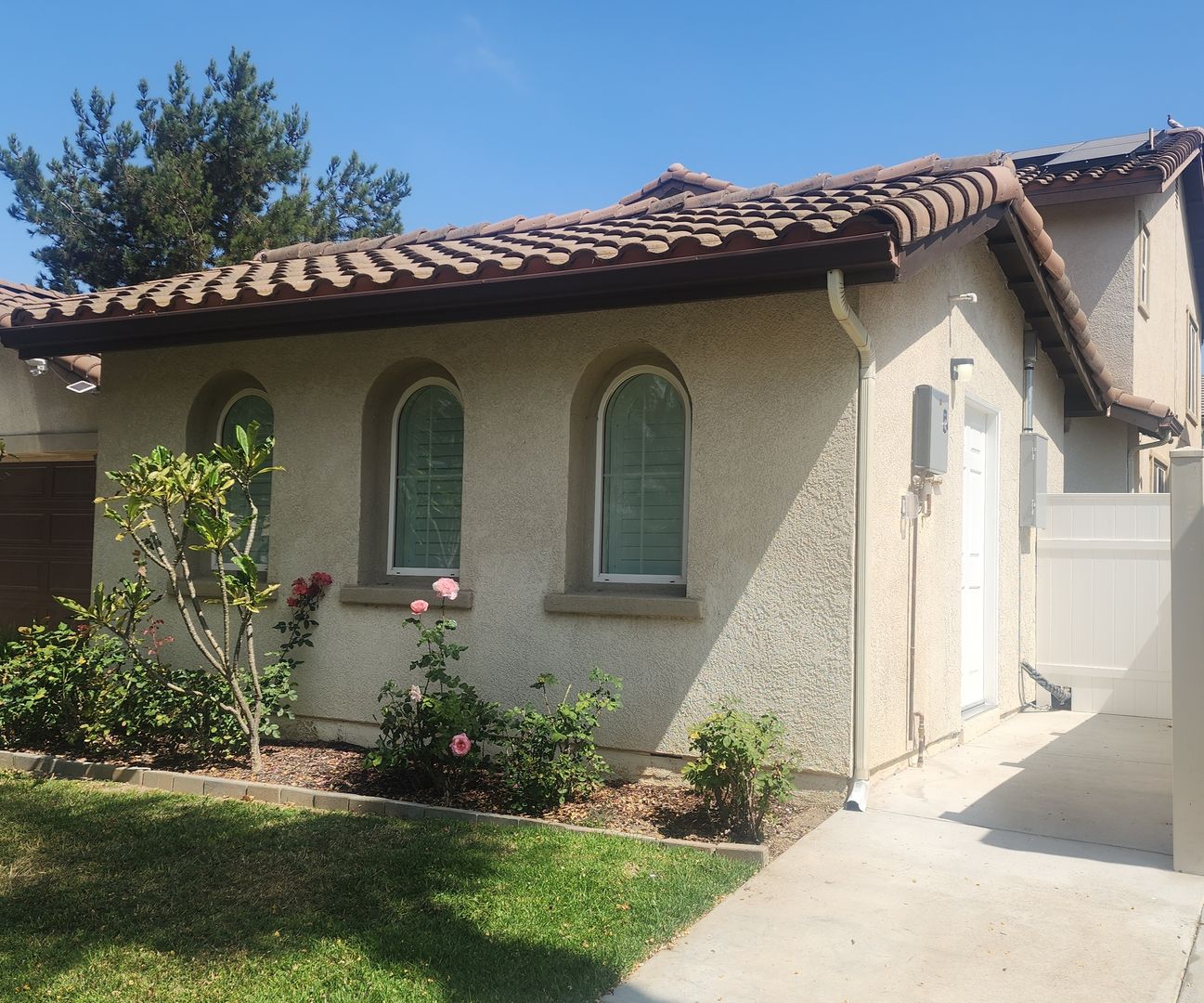 Studio Living, Elevated with Stainless Steel and Marble near schools, hospital, freeway access and shops!