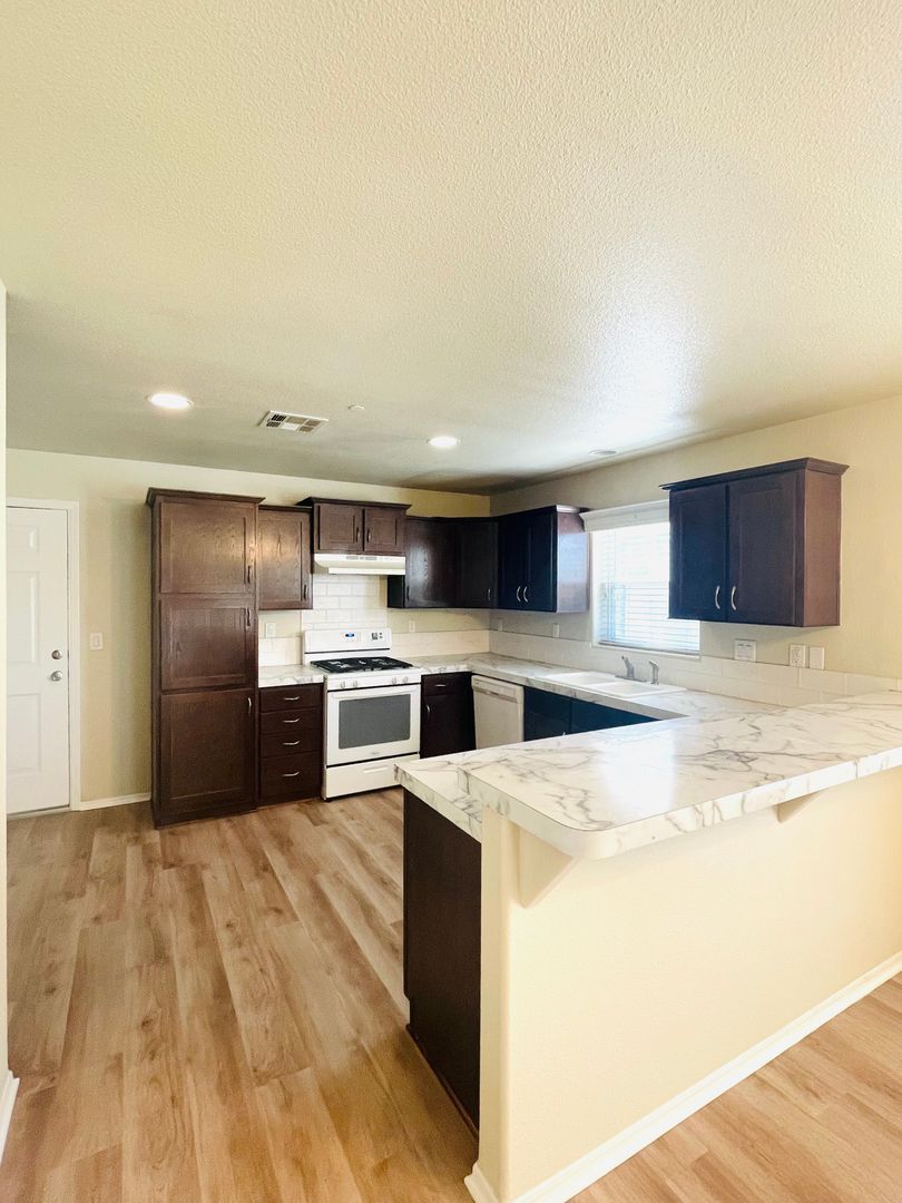 Santa Paula Apartment: 327 - 333 Acacia Road