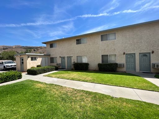 Spacious 2 bedroom townhome with new laminated and carpet flooring throughout