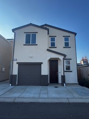 251 Minnewawa Avenue #B (Minnewawa south of Sierra) – photo 1