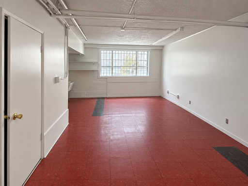 Spacious and Comfortable Commercial Unit! - Retail Space – photo 1