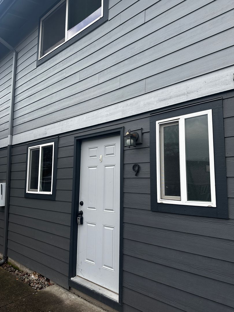 Monmouth Townhome: 350 Powell Street E