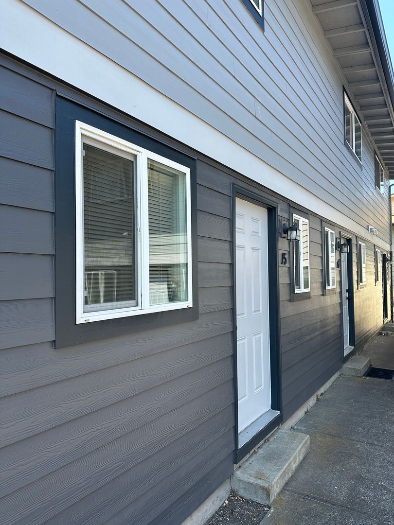 Monmouth Townhome: 350 Powell Street E