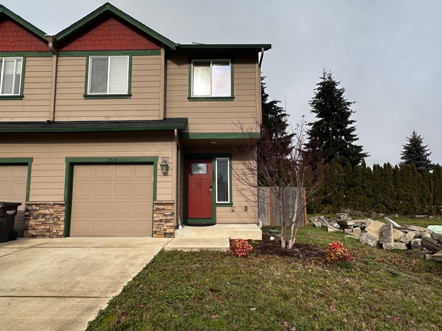 Monmouth Apartment: 166 & 168 Gwinn St E