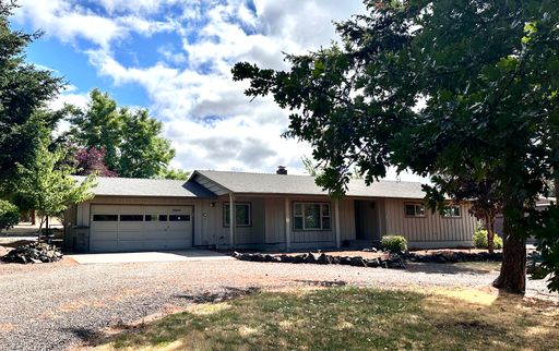 *COMING SOON* Spacious Home on 2 acres in the countryside of Sheridan