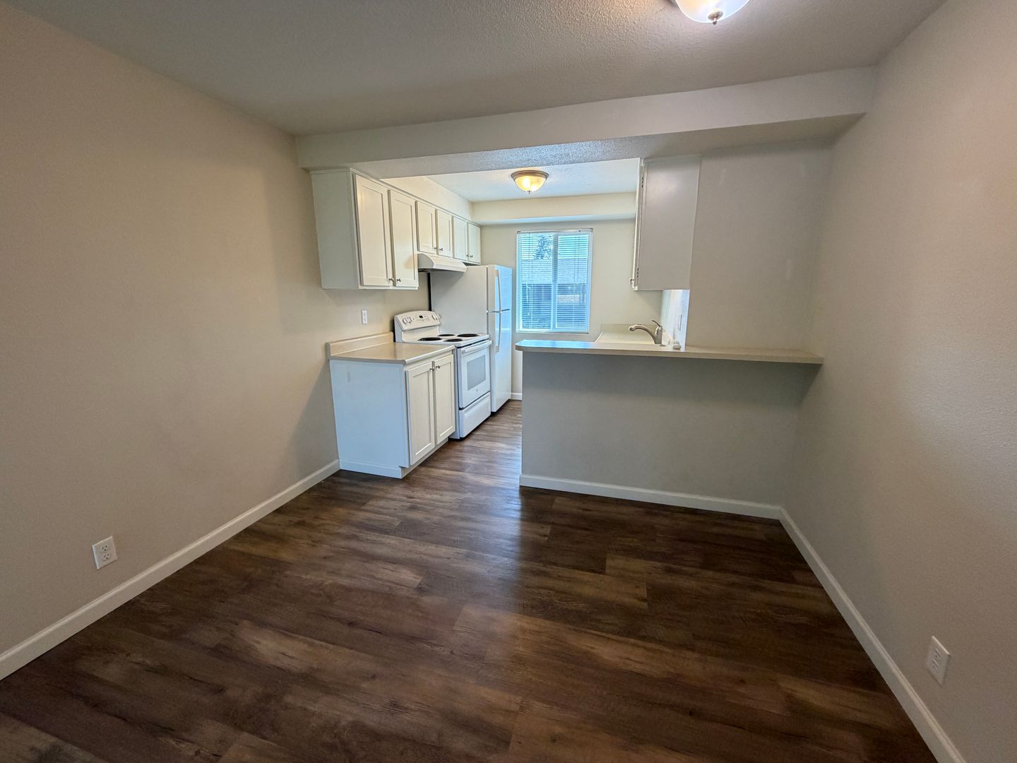Monmouth Apartment: 336 & 348 Whitesell Ave W