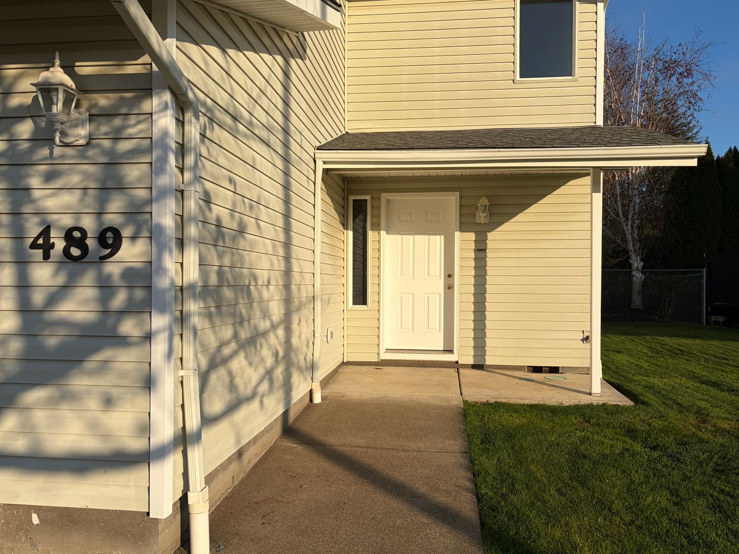 Monmouth Apartment: 487 & 489 Ecols St S