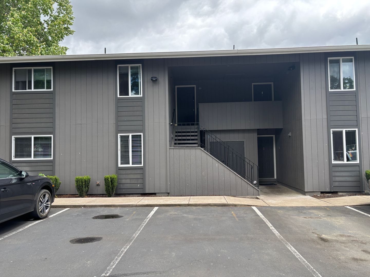 Monmouth Apartment: 336 & 348 Whitesell Ave W