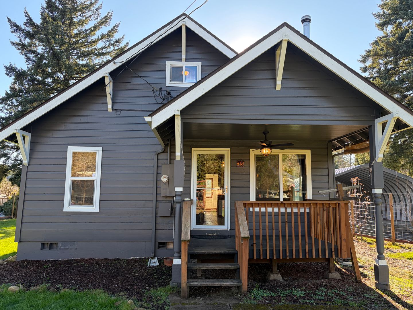 Falls City House: 23 S Main St