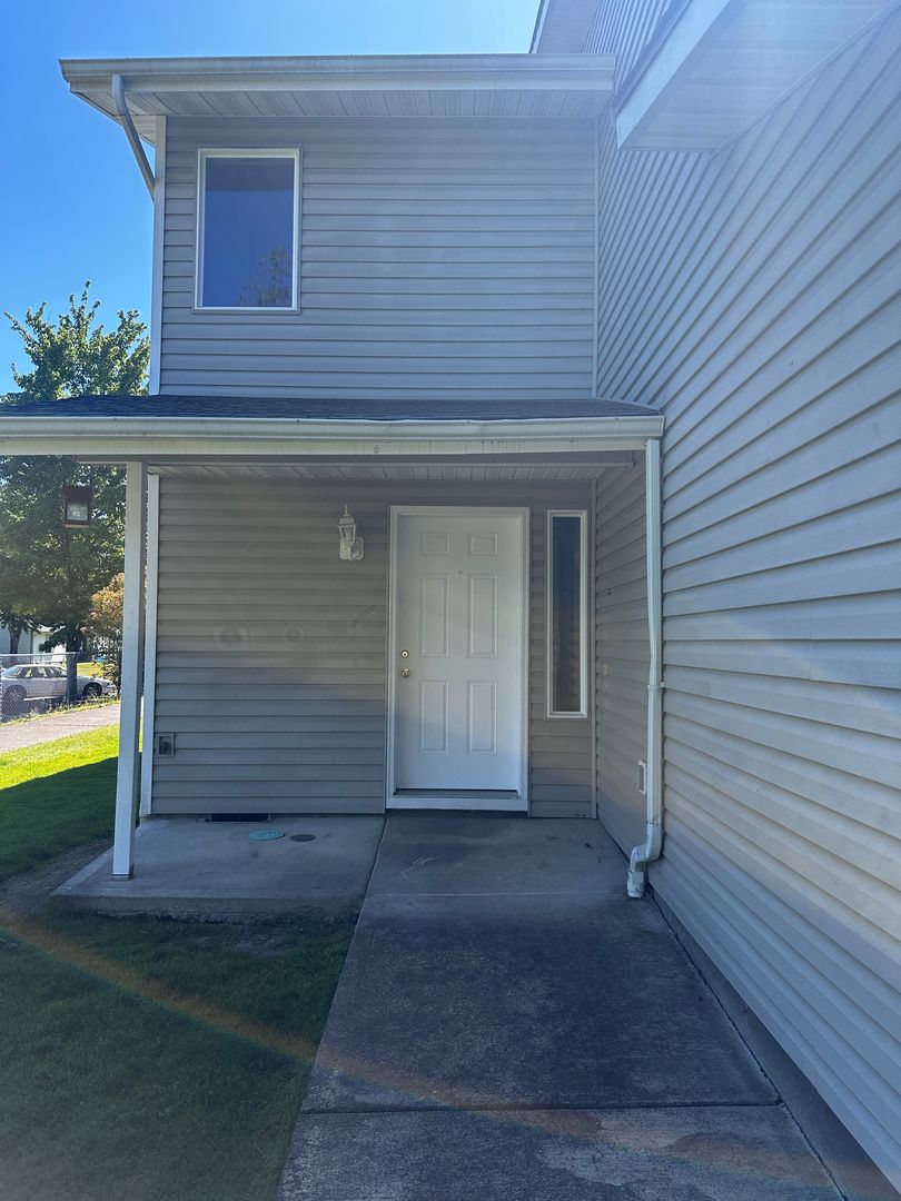 Monmouth Apartment: 421 & 423 Ecols St S