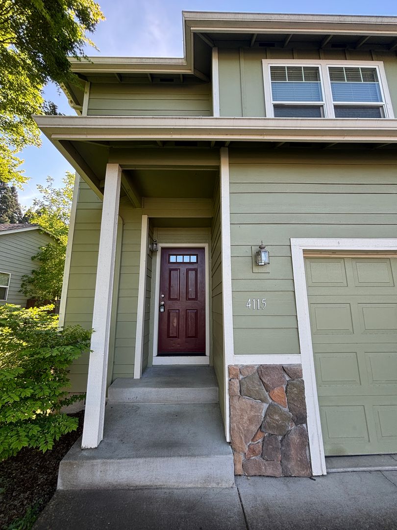 Salem House: 4115 Geranium Loop NE