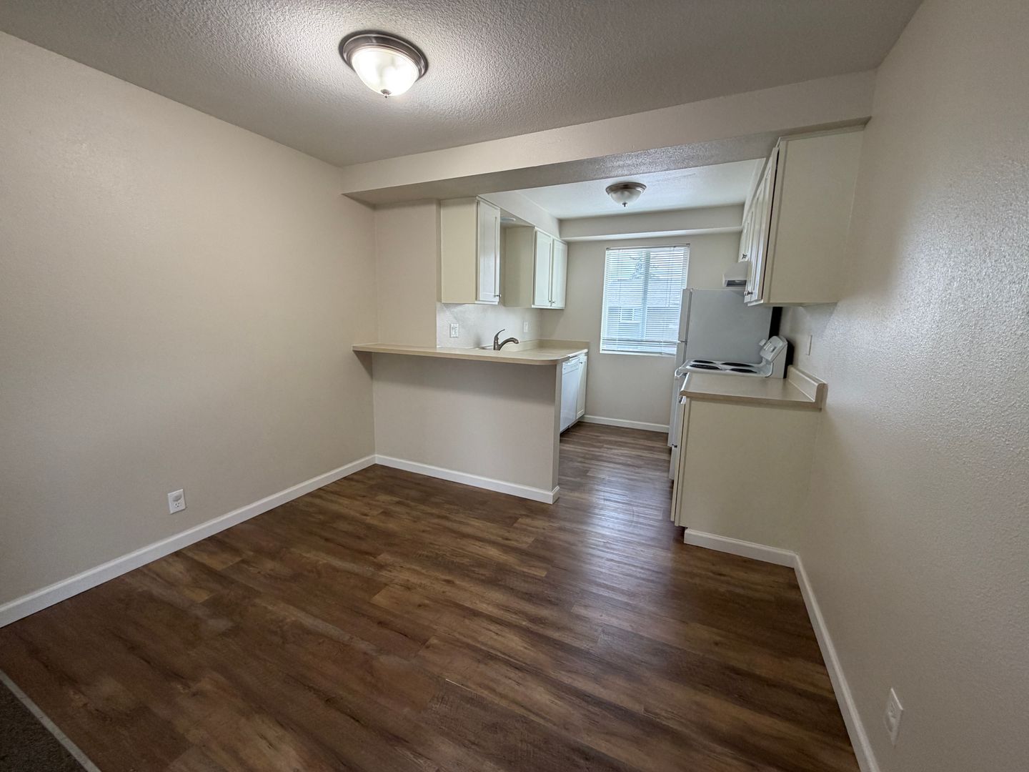 Monmouth Apartment: 336 & 348 Whitesell Ave W