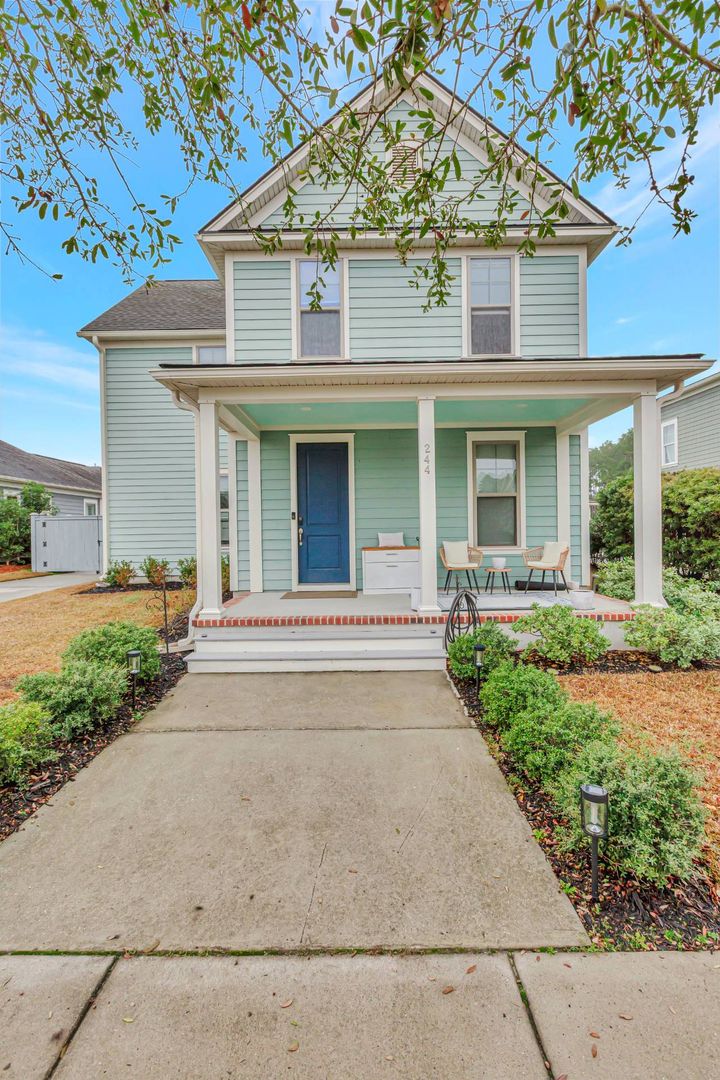 Summerville House: 244 Great Lawn Drive