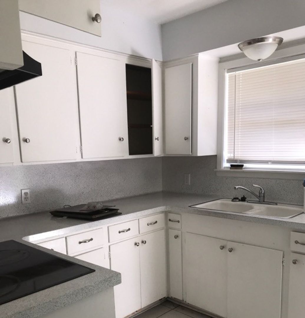 Rosenberg Multiplex: 1125 - 1127 MacArthur