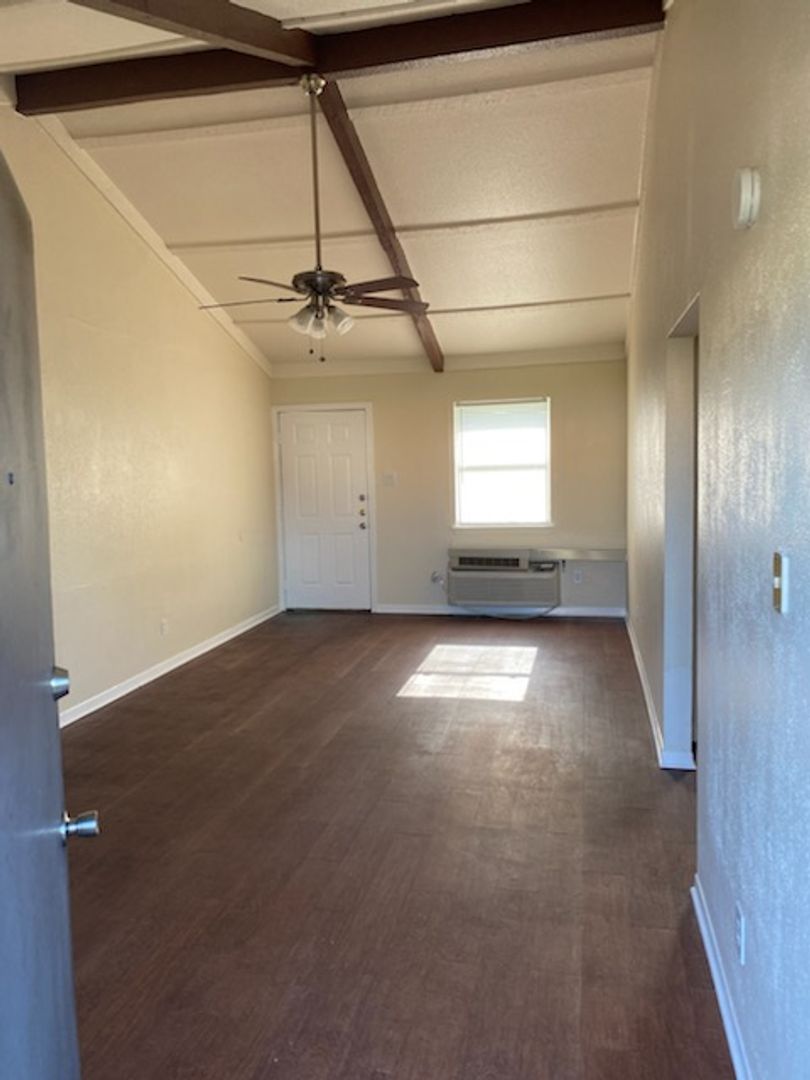 Sealy Apartment: 203 Maler Rd