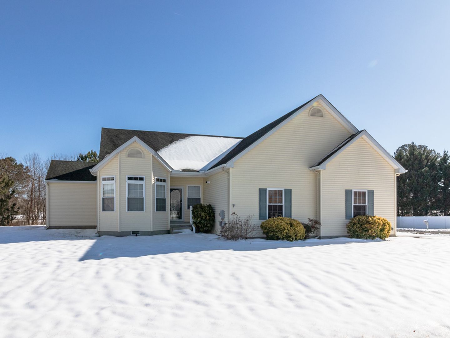 Lewes House: 17027 Bristol Rd