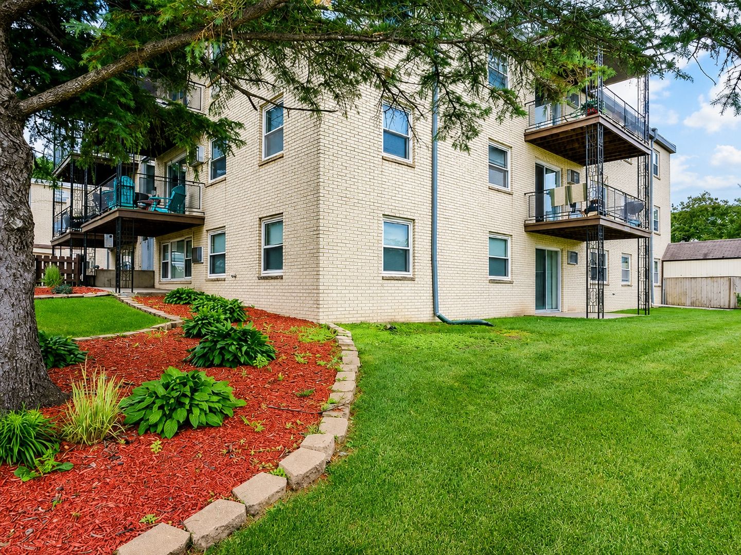 St Paul Apartment: 380 & 400 Larpenteur Ave W and 1640 Cumberland St