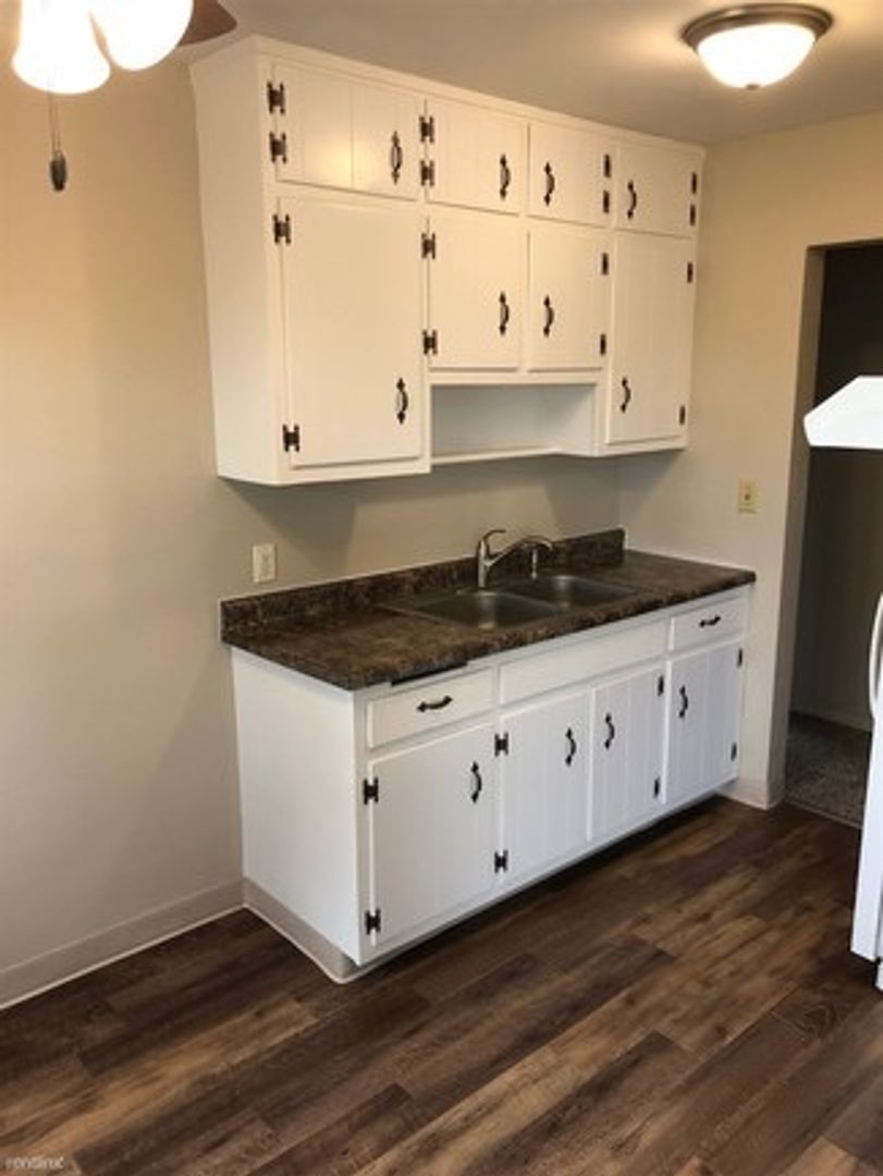 St Paul Apartment: 380 & 400 Larpenteur Ave W and 1640 Cumberland St