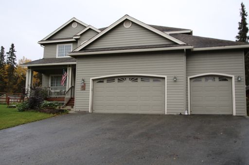 Lovely 4-Bedroom, 2.5-Bathroom Home in South Anchorage – photo 1