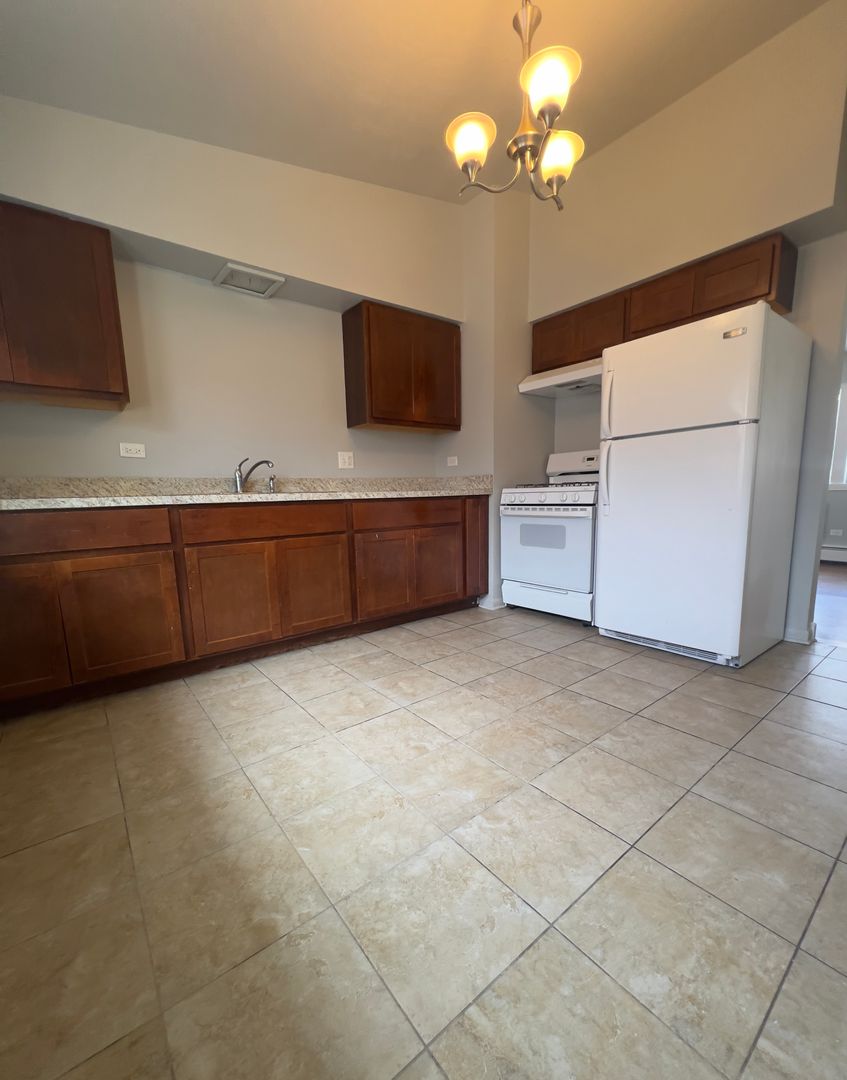 Lansing Apartment: 18423 Torrence Ave.