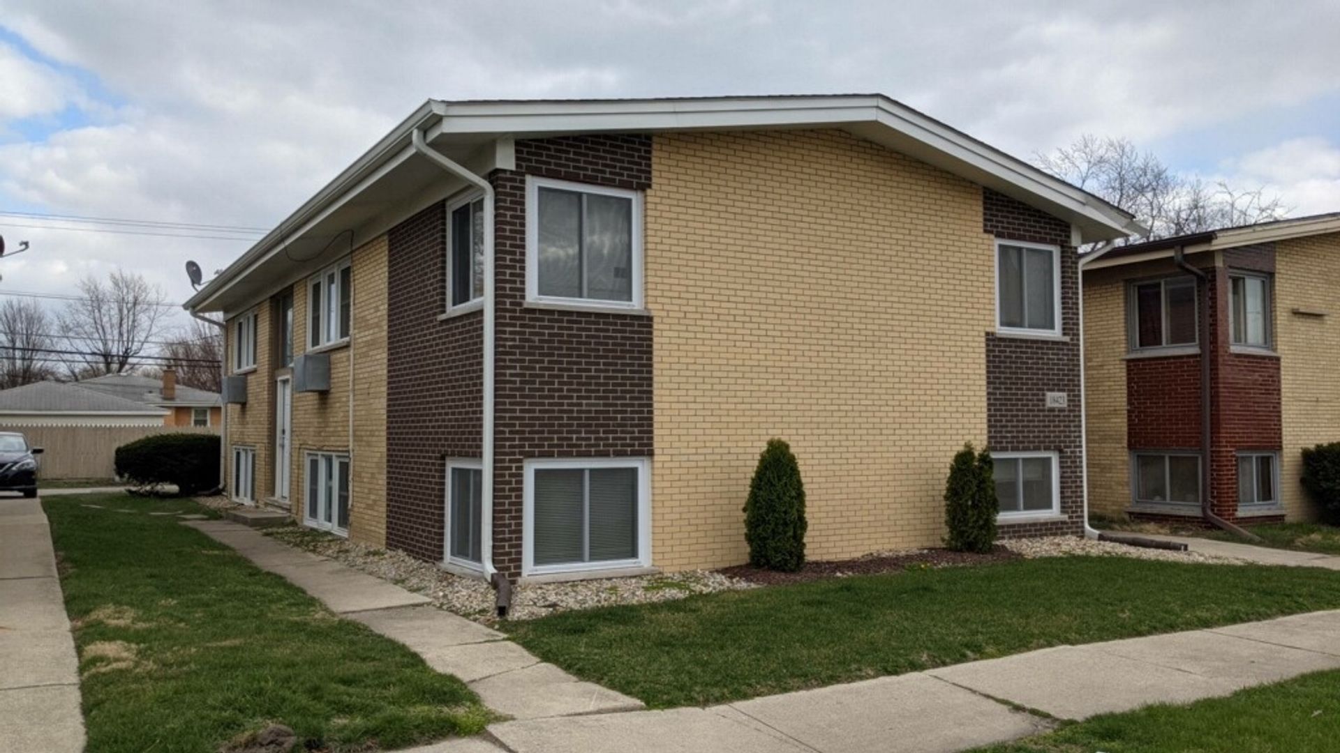 Lansing Apartment: 18423 Torrence Ave.