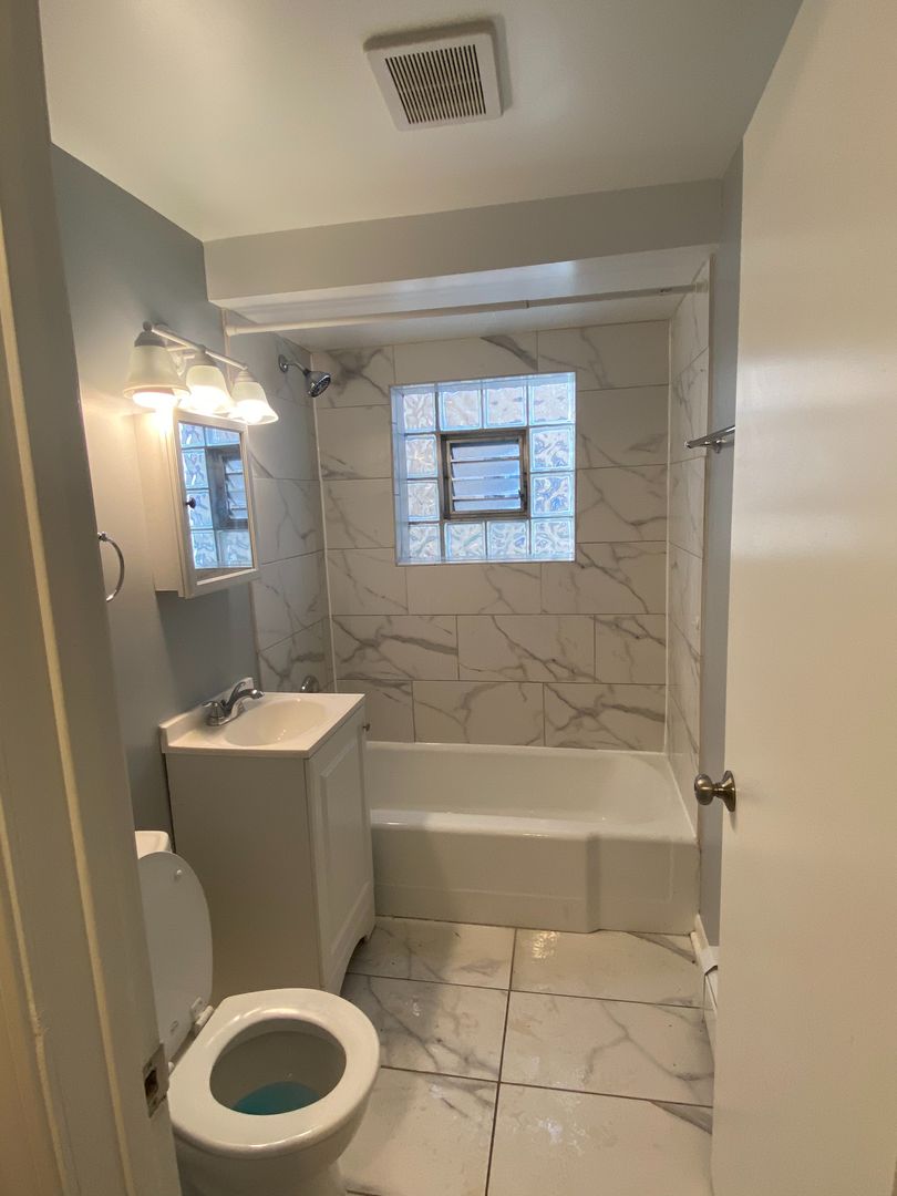 Lansing Apartment: 18423 Torrence Ave.