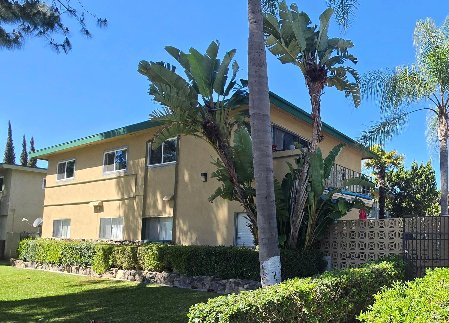 Anaheim Apartment: 223 & 229 E Clifton Avenue