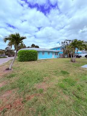Freshly Remodeled 1/1 Steps from Indian Rocks Beach! $500 off 1st Month's Rent!