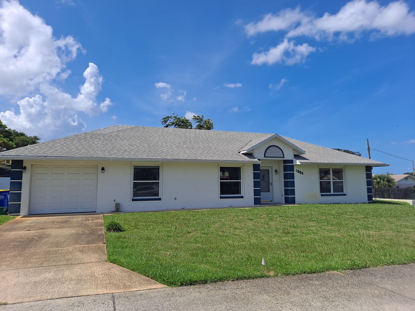 Edgewater House: 1904 S. Riverside Dr