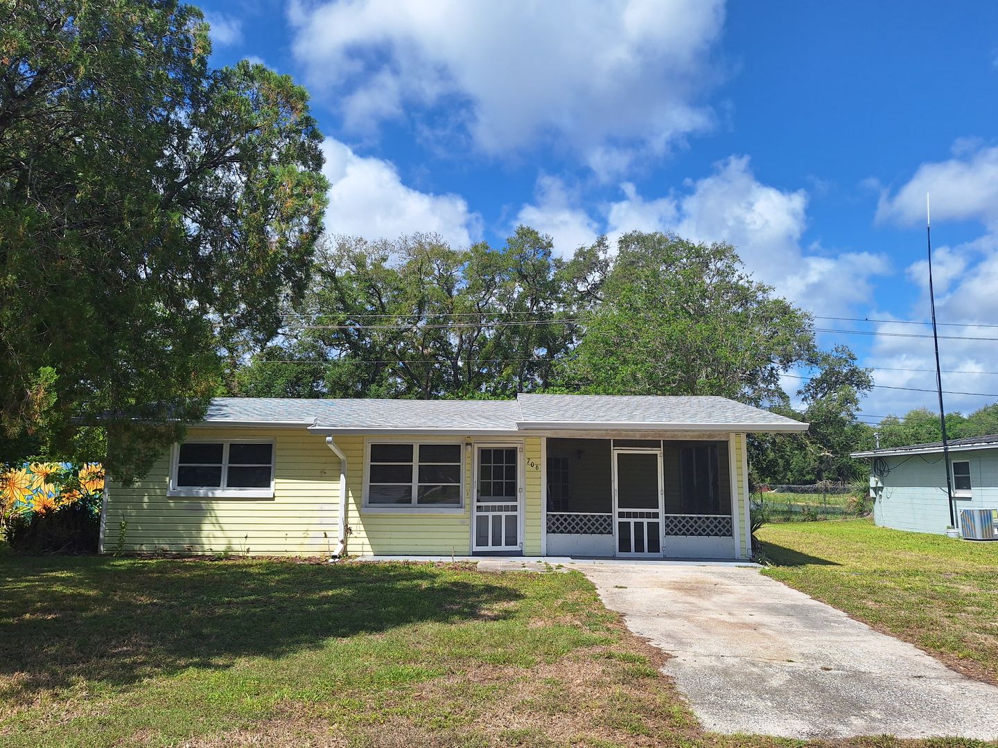 Edgewater House: 706 Mary St