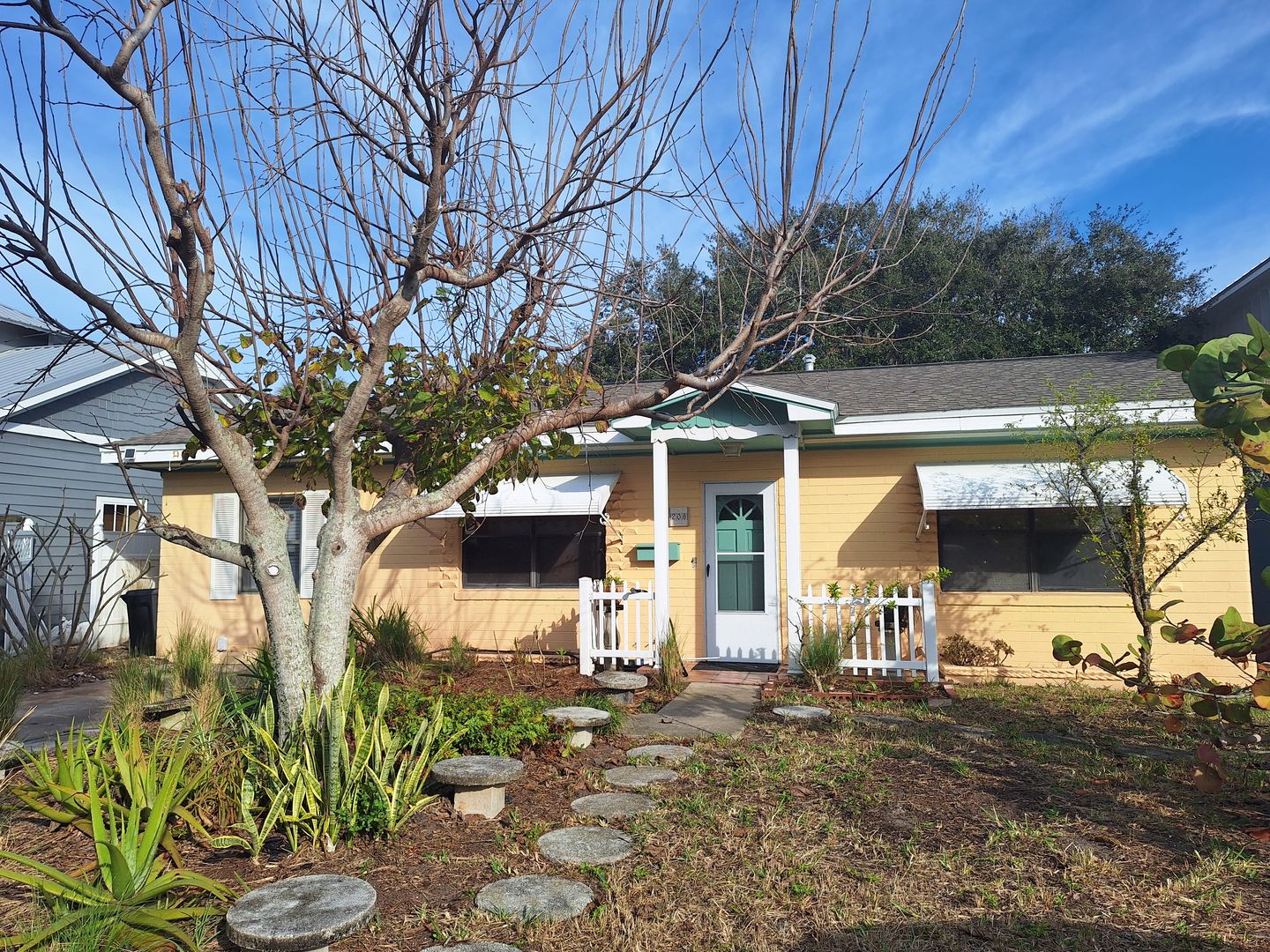 New Smyrna Beach House: 208 Due East St