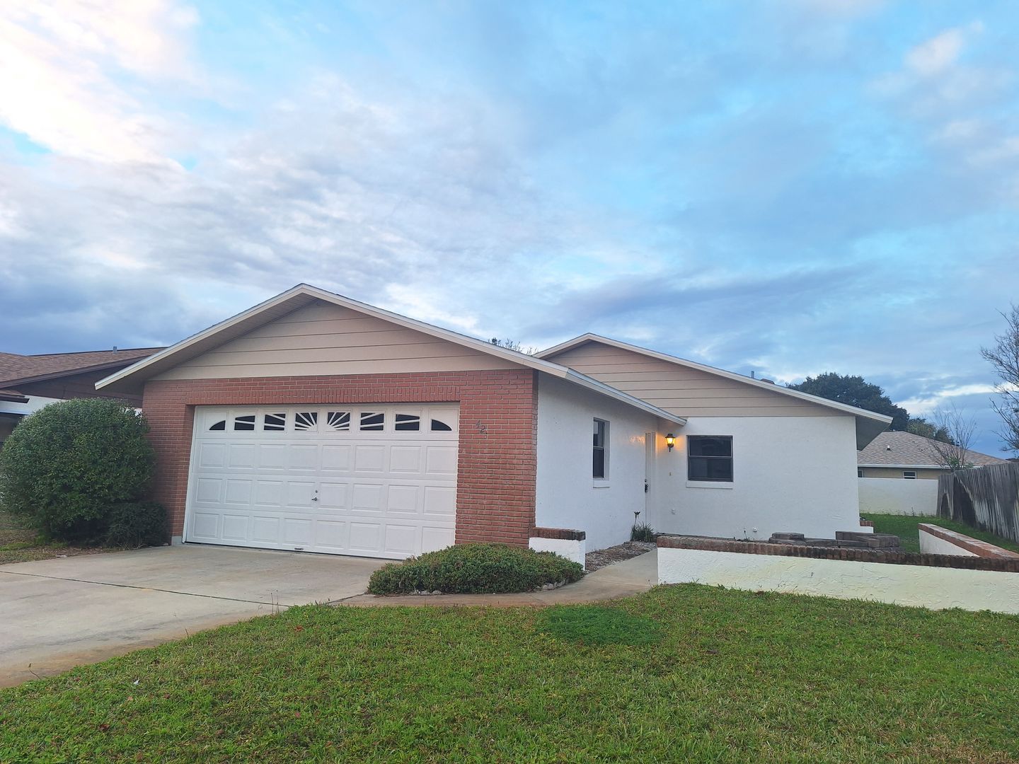 Edgewater House: 423 Falcon Ave