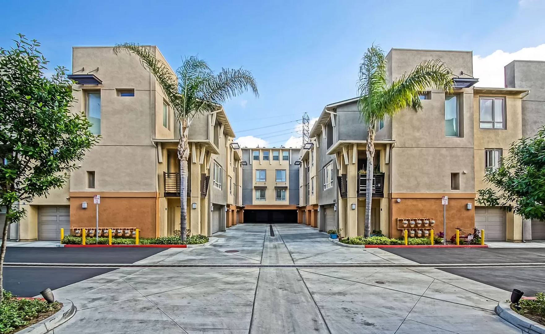 Hawthorne House: 5404 W. 149th Place, #18