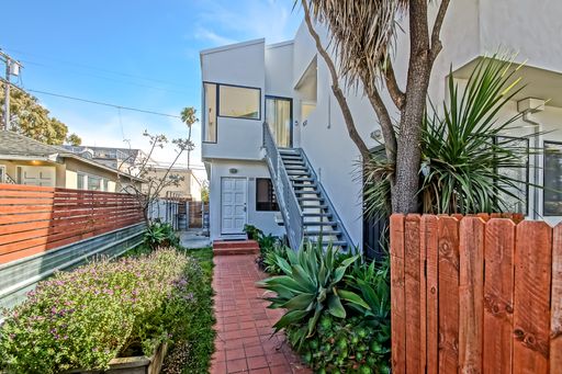 MODERN & BRIGHT. TOP-FLOOR, 4BR3BA HOUSE-LIKE APARTMENT W/ OPEN FLOOR PLAN, 3 DECKS FOR INDOOR/OUTDOOR LIVING & 2-CAR GARAGE JUST BLOCKS TO ABBOT KINNEY, PARK & MINS TO CANALS & BEACH! – photo 1