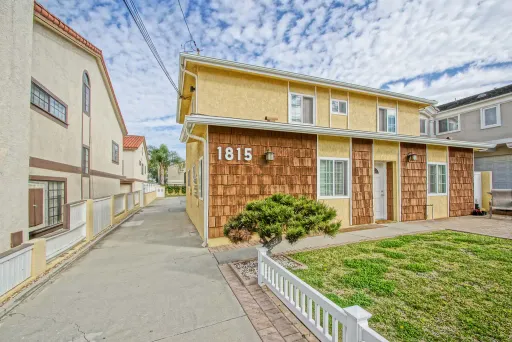 VERY BRIGHT & AIRY, TOP-FLOOR FRONT UNIT APARTMENT W/ PRIVATE 1-CAR GARAGE IN WELL-KEPT 4-UNIT BUILDING W/ BEAUTIFULLY LANDSCAPED SHARED REAR YARD W/ PATIO & SEATING CLOSE TO HB & MB BORDERS, SHOPPING, FREEWAY ACCESS & 5 MINS TO BEACH! – photo 1