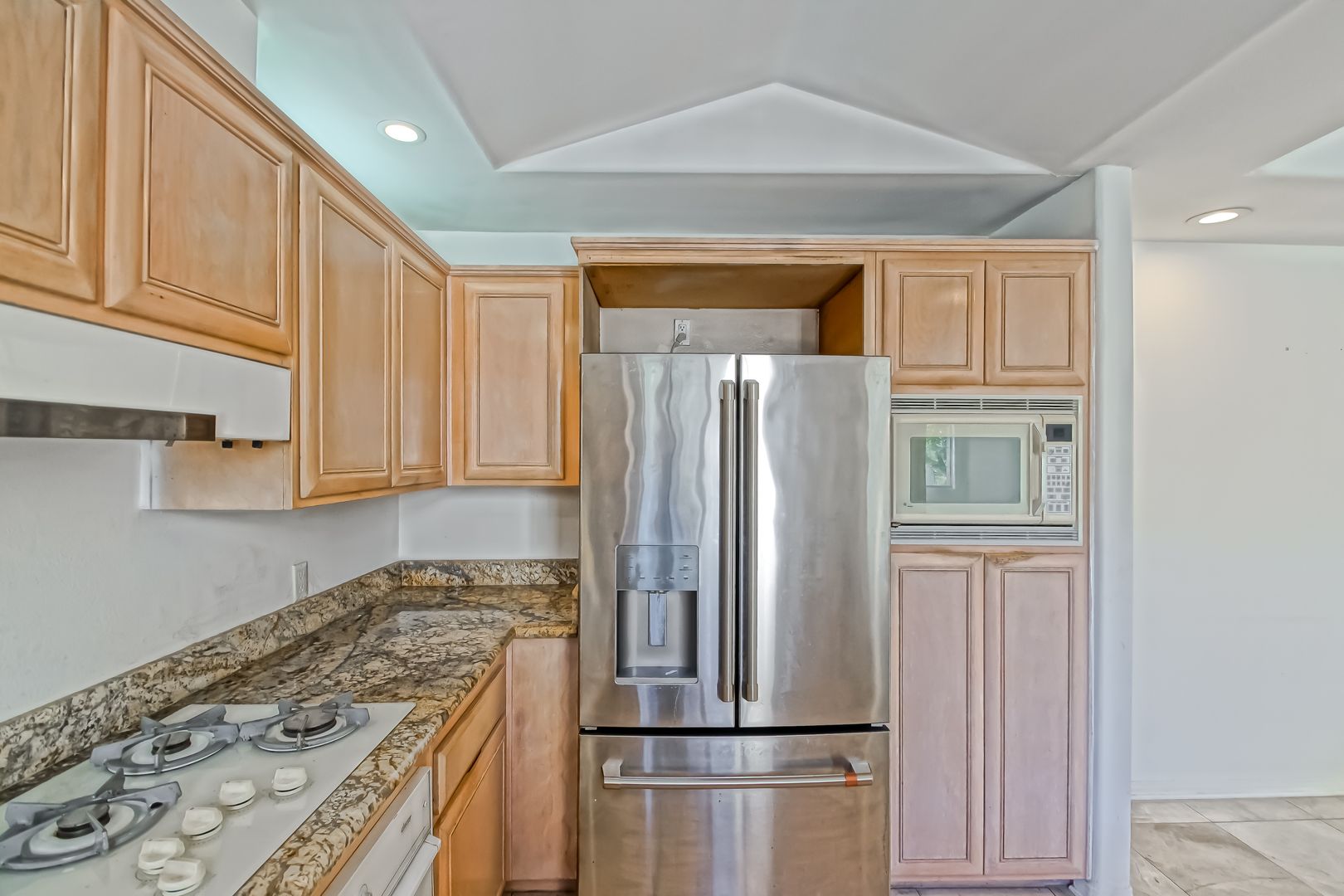 Los Angles House: 1875 South Beverly Glen Blvd., Unit 101