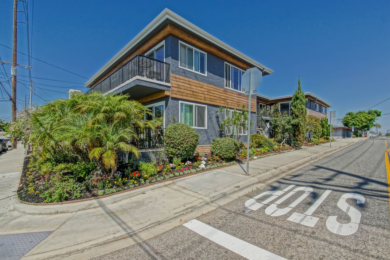 Redondo Beach Apartment: 1923 Vanderbilt Lane
