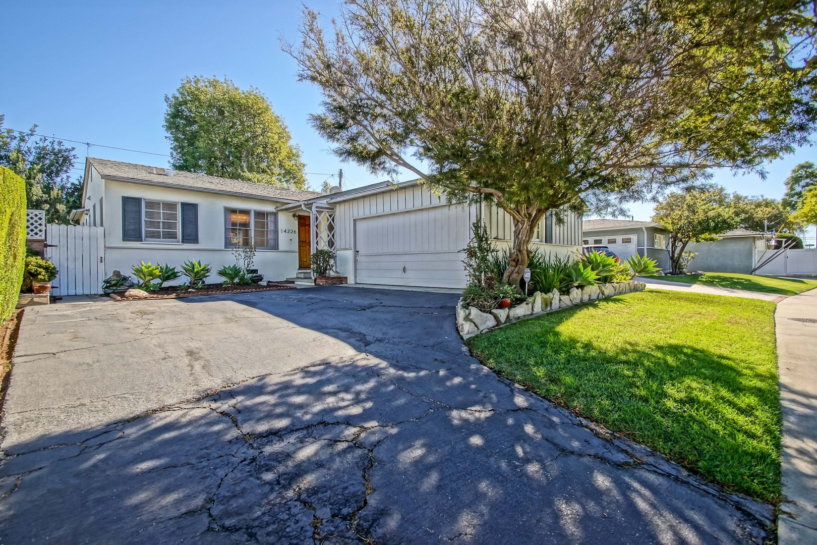 Hawthorne House: 14226 Isis Avenue