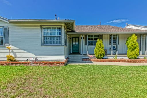 FULLY FURNISHED, CHARMING & BRIGHT, HILLSIDE HOME CLOSE TO WHITE POINT PARK & COASTLINE W/ OCEAN VIEWS, 2-CAR GARAGE & LOTS OF OUTDOOR SPACE CLOSE TO SHOPPING, RESTAURANTS! – photo 1