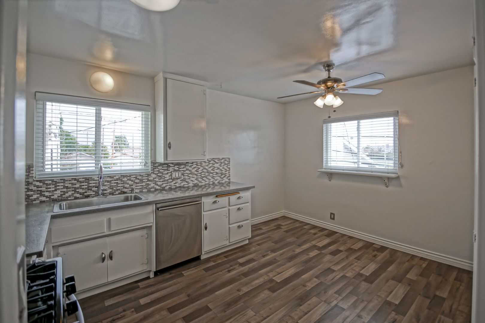 El Segundo Apartment: 330 Bungalow Drive
