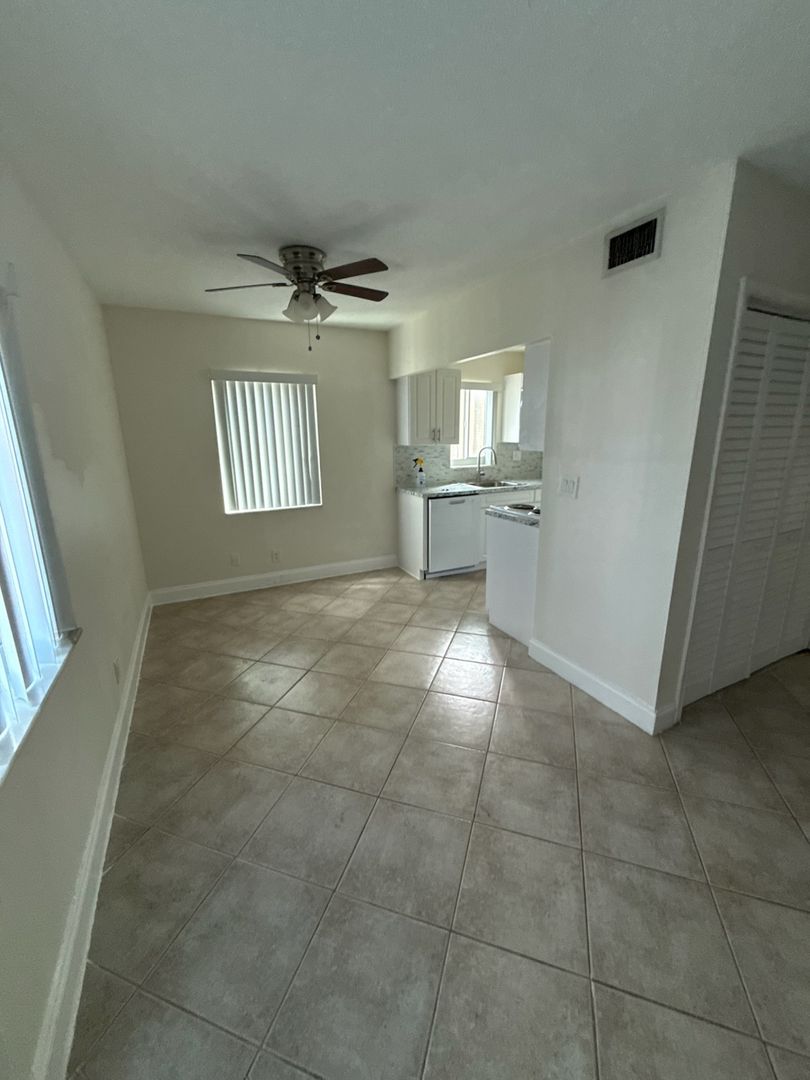 Boynton Beach Apartment: 2861 S. Seacrest Blvd