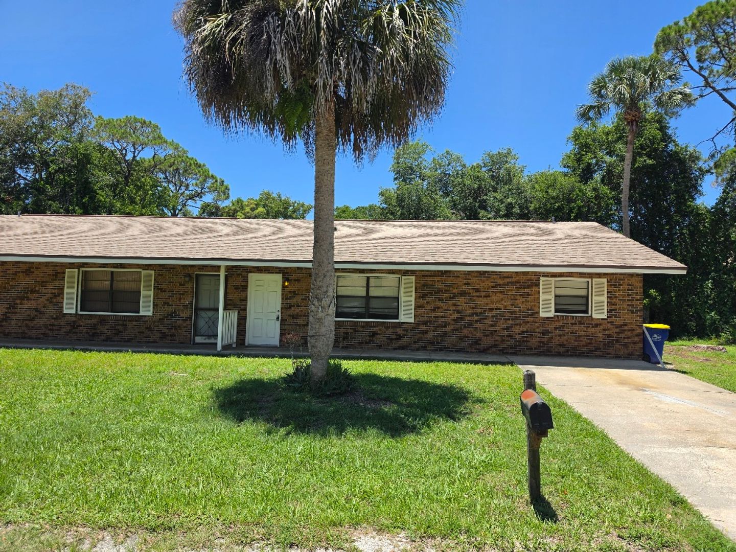 Edgewater House: 1512 Juniper Drive