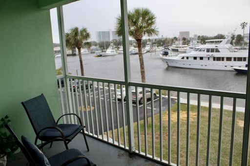 Beautiful 2/2 Riverfront Condo – photo 1